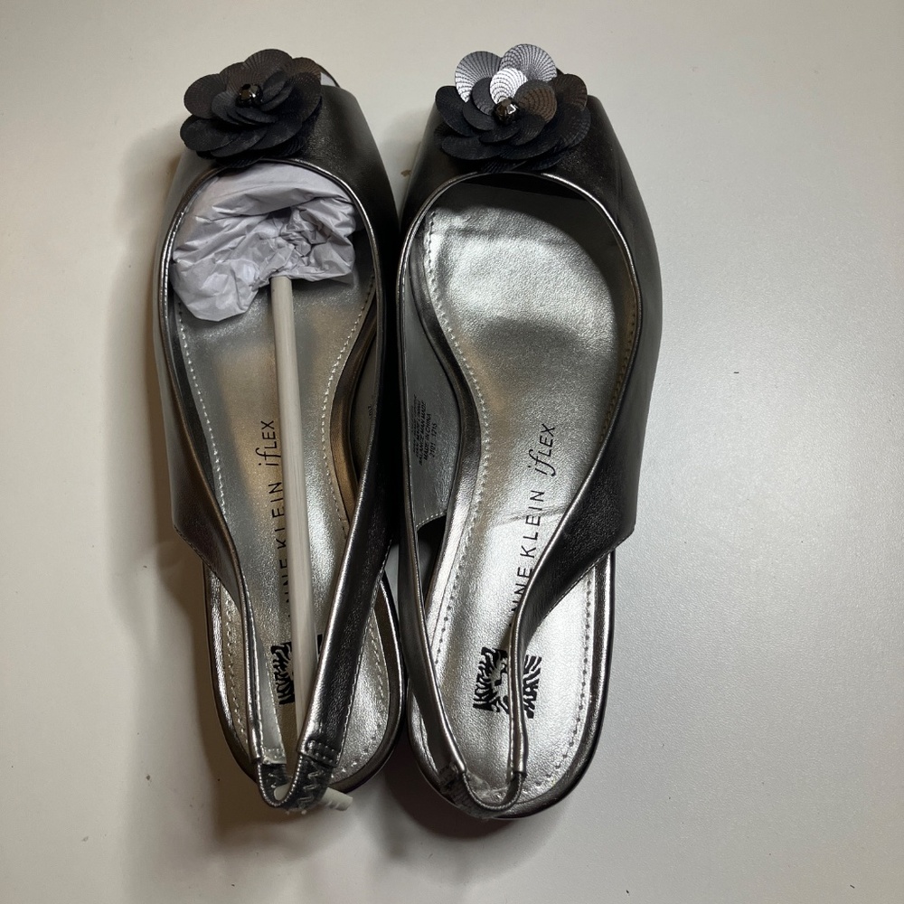 Woman’s Anne Klein iflex slip-on low-heeled Aklesta Sandal. 71/2 Med Pewter New